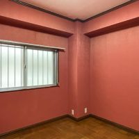 新宿区西新宿の賃貸物件/ピンク色の5畳洋室。残念ながらエアコンの設置はできません