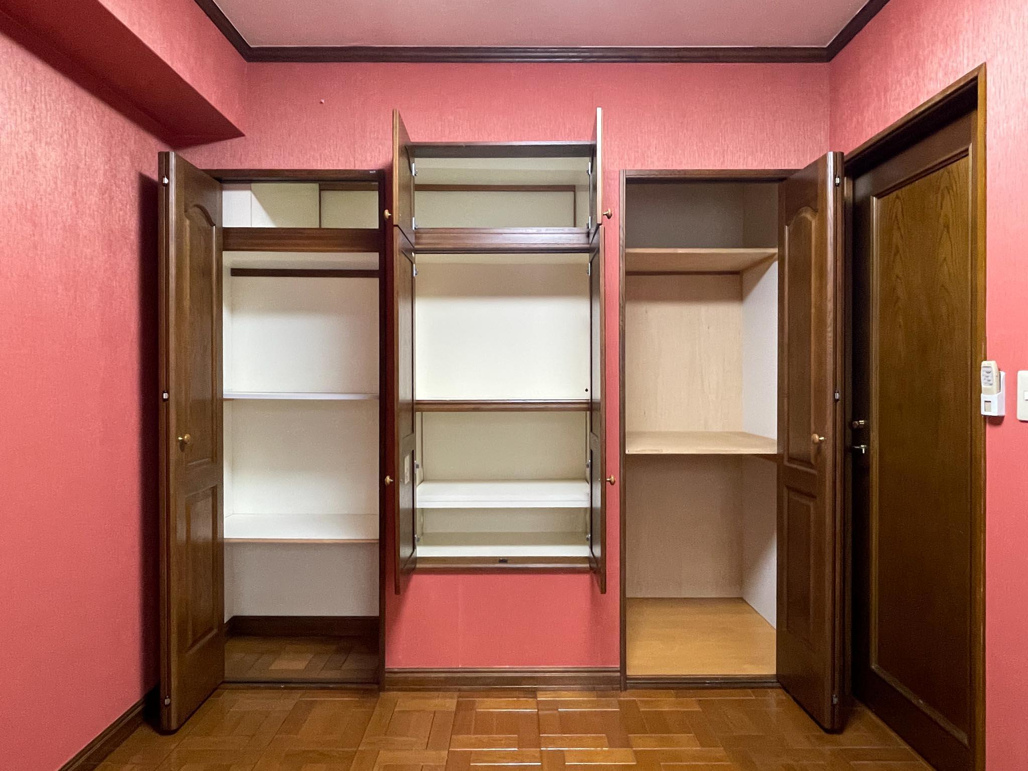 新宿区西新宿の賃貸物件/5畳洋室：収納の中にハンガーパイプは通っていません