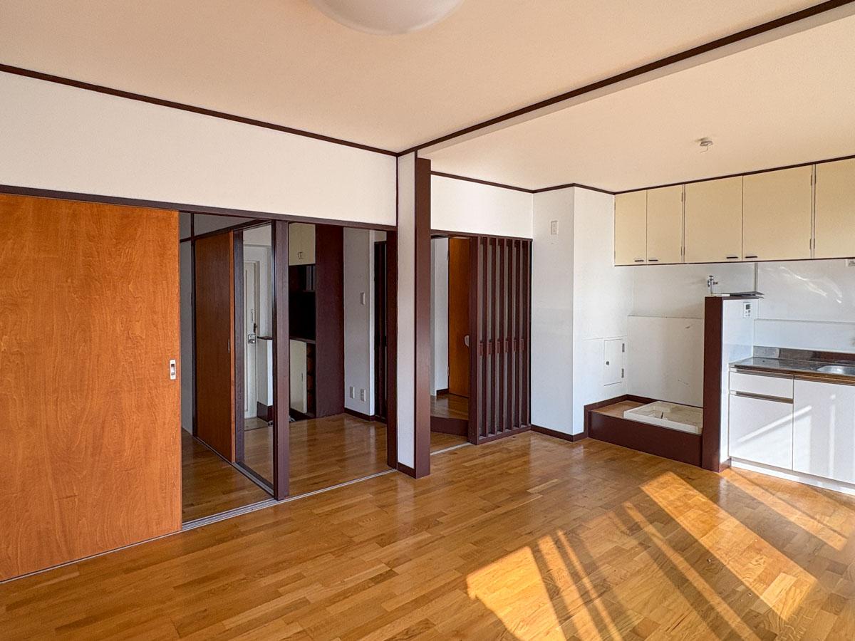 板橋区稲荷台の賃貸物件/1LDKの室内　古いものと新しく入れ替えられたものが違和感なく調和している