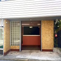 横浜市神奈川区六角橋の賃貸物件/レンガ色の外壁から赤いカウンターがのぞきます
