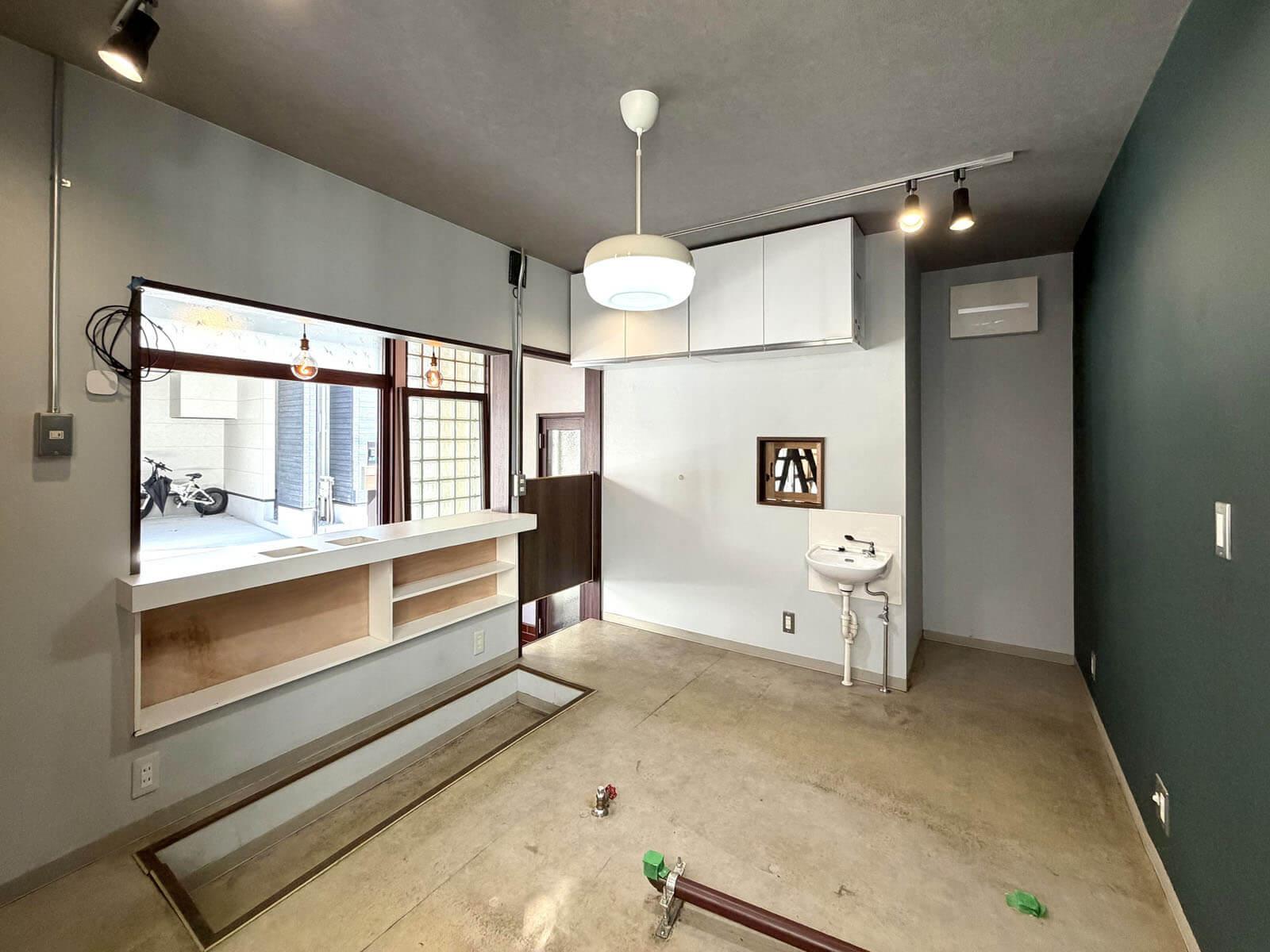 横浜市神奈川区六角橋の賃貸物件/残置物の吊戸棚と手洗器