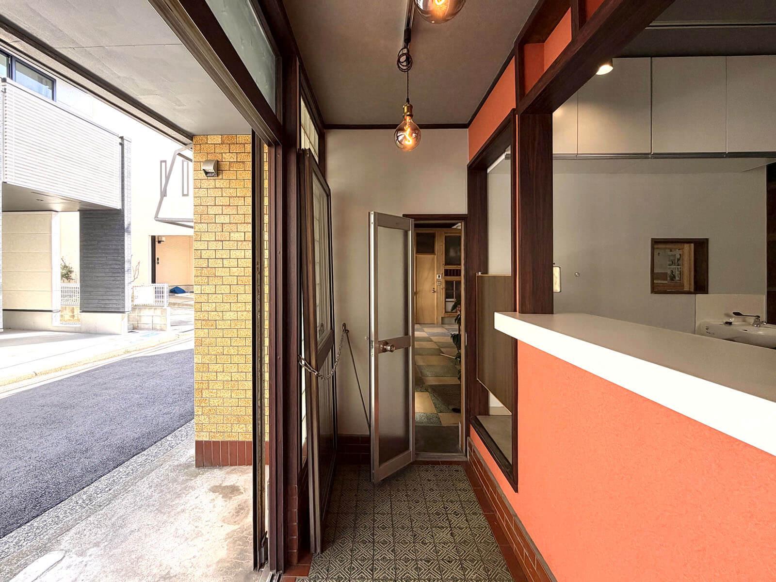 横浜市神奈川区六角橋の賃貸物件/細い入口からラウンジに行くことも