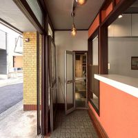 横浜市神奈川区六角橋の賃貸物件/細い入口からラウンジに行くことも