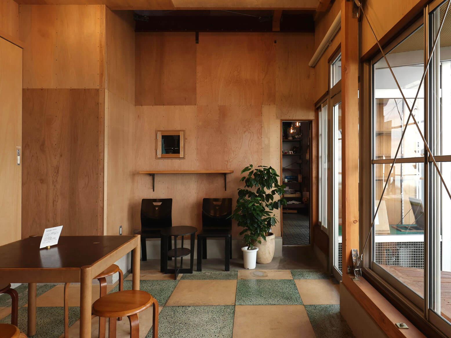 横浜市神奈川区六角橋の賃貸物件/ラウンジから見るスタンド、小窓が気になります