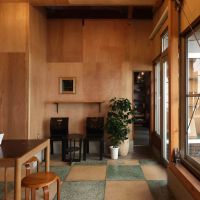 横浜市神奈川区六角橋の賃貸物件/ラウンジから見るスタンド、小窓が気になります