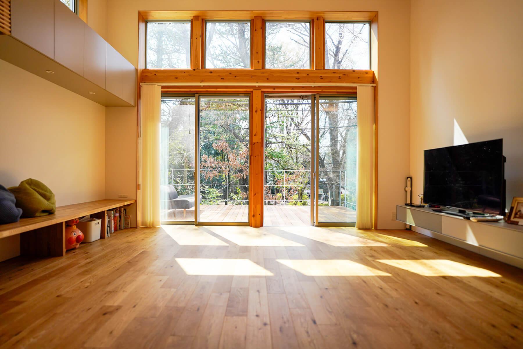 杉並区善福寺の賃貸物件/約20畳のLDK。一部の天高は約3.4mなので、開放感があります。窓からの景色もあって、明るく爽やかな一日を過ごすことができそうです