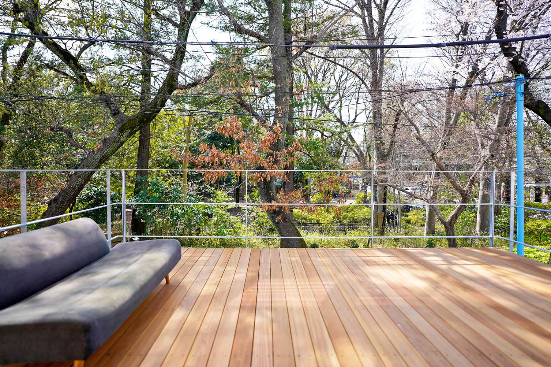 杉並区善福寺の賃貸物件/LDKに面したテラス。目の前は善福寺公園です。2階相当の高さにあるので、道路からの目線は気になりません
