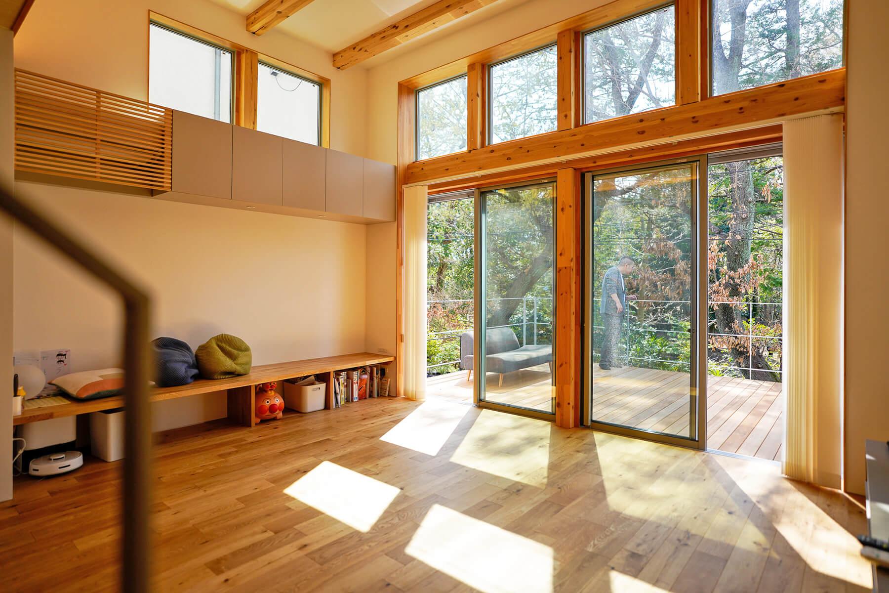 杉並区善福寺の賃貸物件/LDKの壁際にはベンチにもなる棚が。大きな窓から入る日の光と風が心地いい空間です