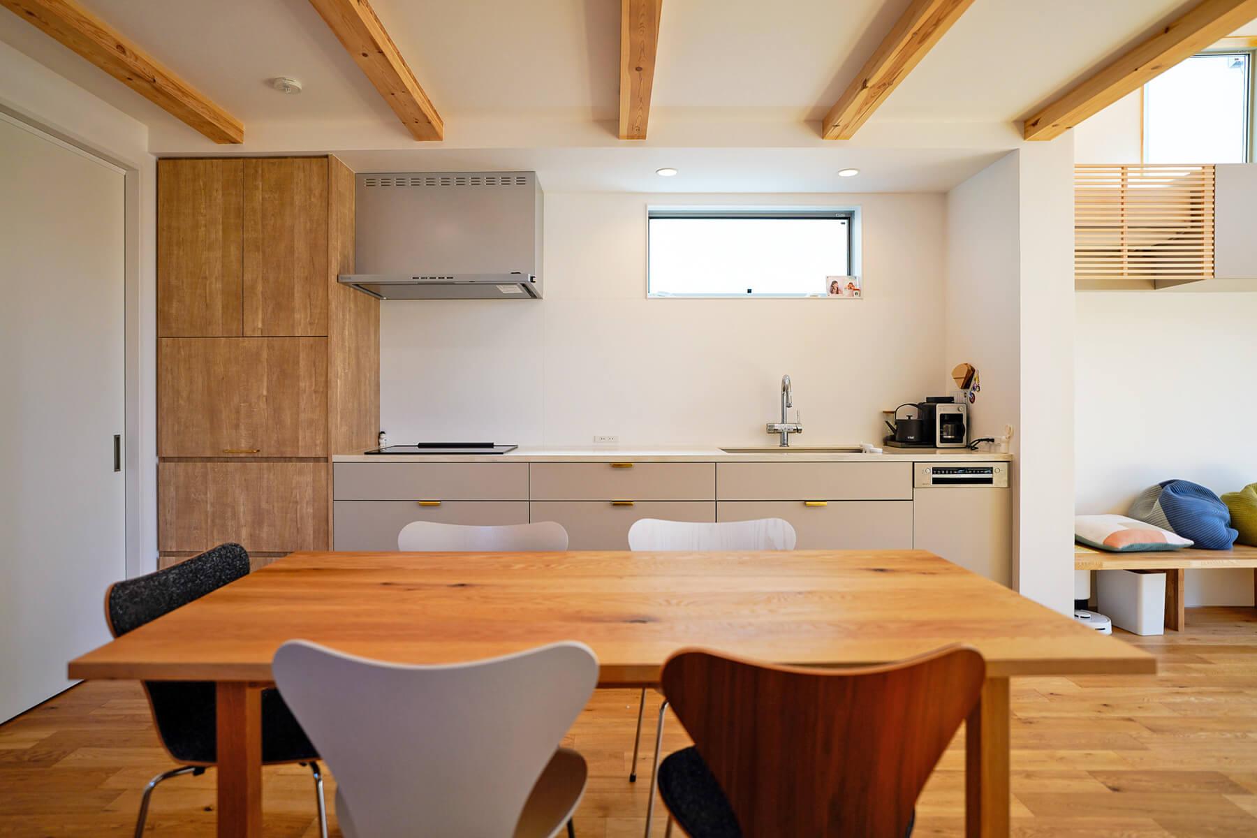 杉並区善福寺の賃貸物件/キッチンは壁に機能的に収まっています。写真左の扉の中はパントリーなので、意外とごちゃつくキッチンをスッキリ使うことが可能です