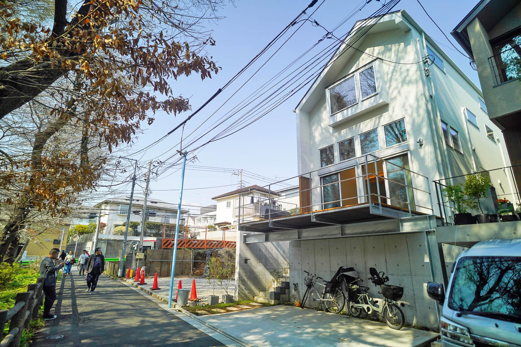 杉並区善福寺の賃貸物件/写真右がご紹介の家。道路側に駐車場があります