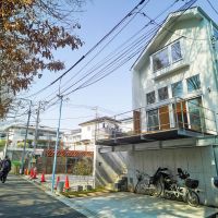 杉並区善福寺の賃貸物件/写真右がご紹介の家。道路側に駐車場があります