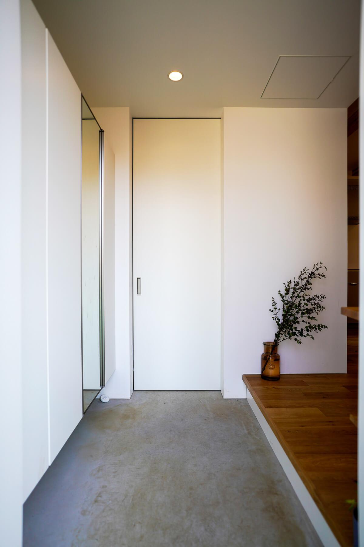 杉並区善福寺の賃貸物件/玄関は広々としていて、パントリーの中まで土足で入ることができる設計です