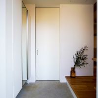 杉並区善福寺の賃貸物件/玄関は広々としていて、パントリーの中まで土足で入ることができる設計です