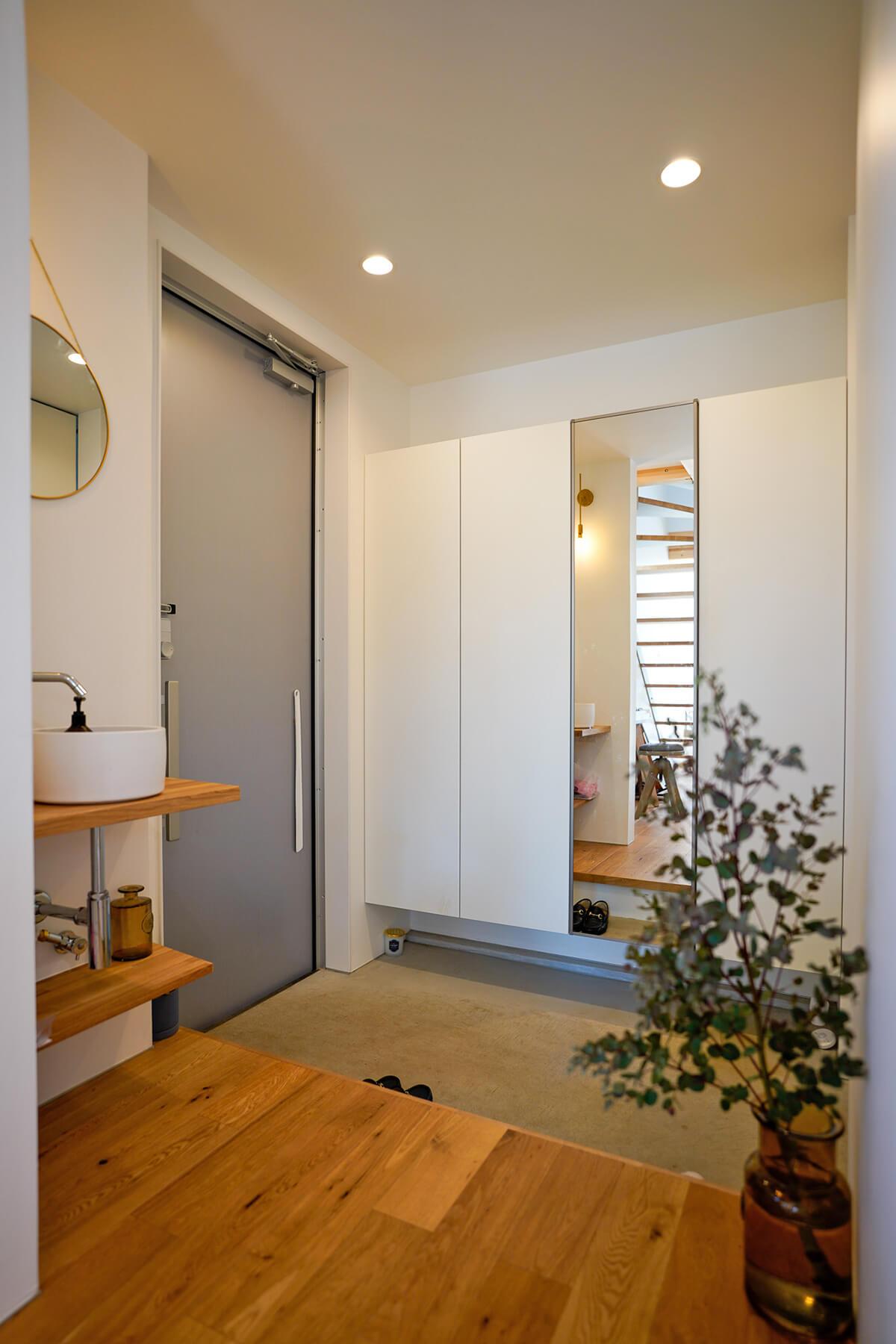 杉並区善福寺の賃貸物件/室内側から玄関を見るとこんな感じ。靴収納もたっぷりあります