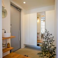 杉並区善福寺の賃貸物件/室内側から玄関を見るとこんな感じ。靴収納もたっぷりあります