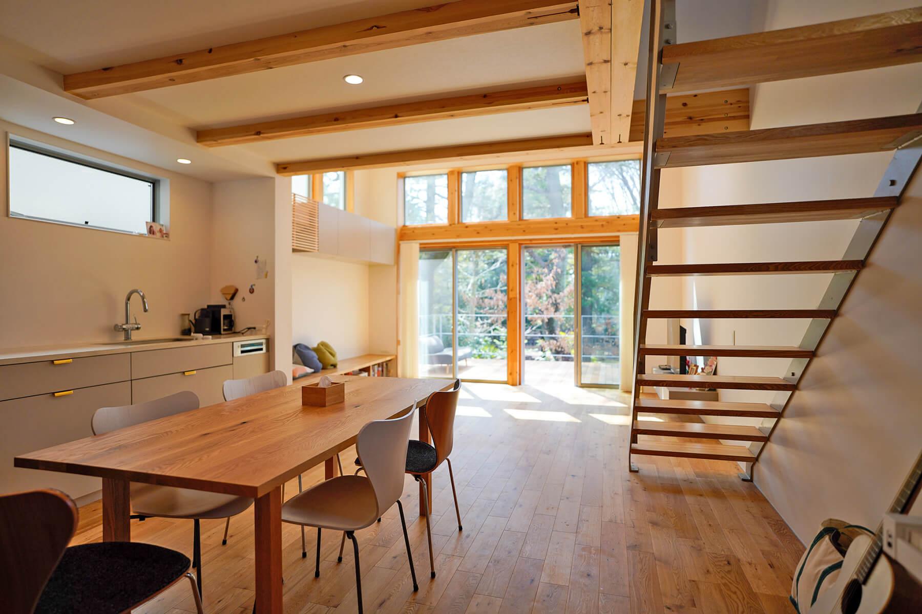 杉並区善福寺の賃貸物件/キッチン・ダイニング越しにリビングを。キッチンからも善福寺公園の緑を楽しむことが可能です