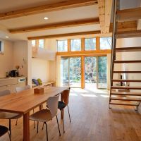 杉並区善福寺の賃貸物件/キッチン・ダイニング越しにリビングを。キッチンからも善福寺公園の緑を楽しむことが可能です