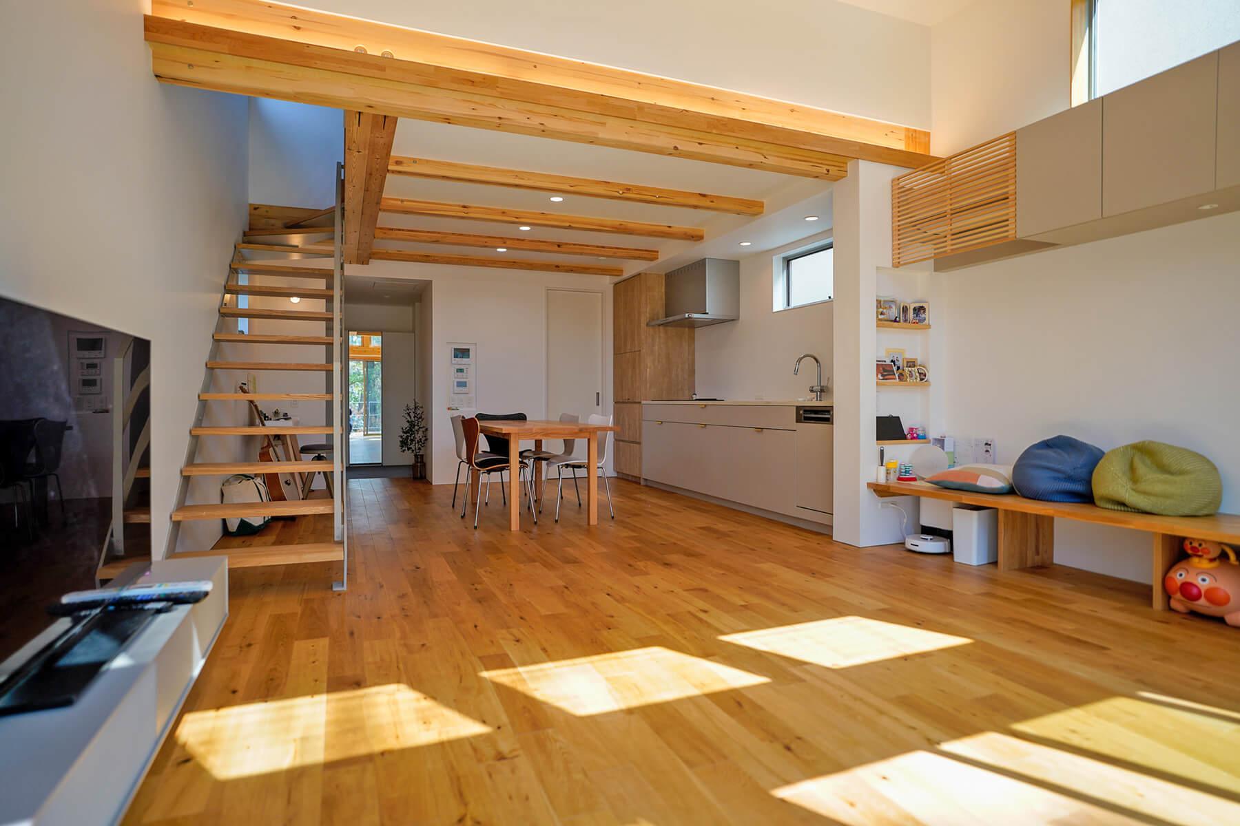 杉並区善福寺の賃貸物件/リビングからキッチン・ダイニングを見るとこんな感じ