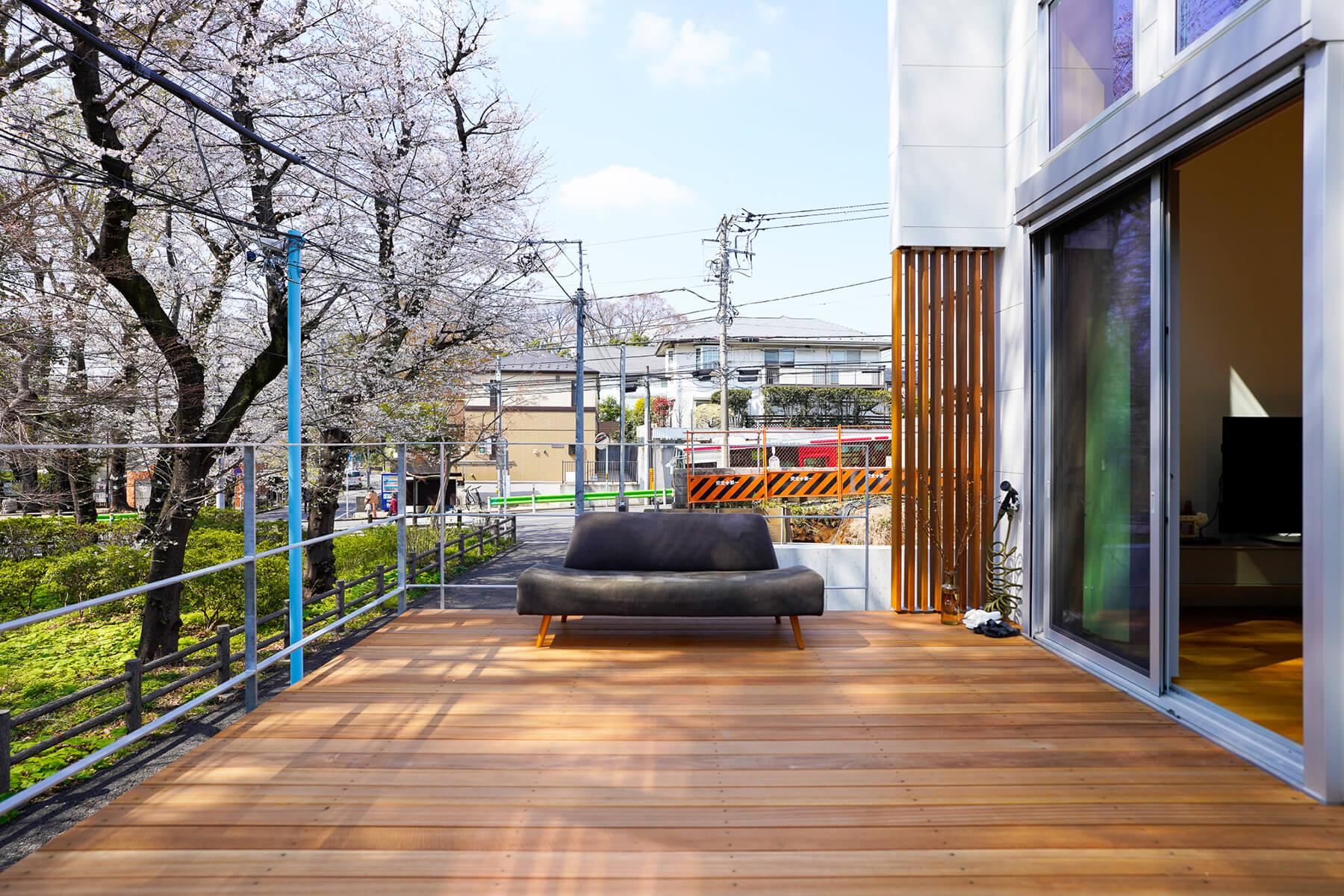 杉並区善福寺の賃貸物件/ちょうどオーナーさんがソファを天日干ししていたのですが、それがいい感じだったのでパシャリ