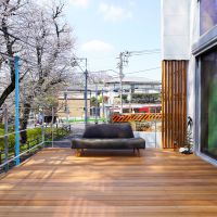 杉並区善福寺の賃貸物件/ちょうどオーナーさんがソファを天日干ししていたのですが、それがいい感じだったのでパシャリ