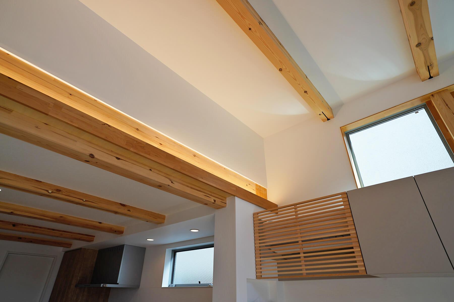 杉並区善福寺の賃貸物件/リビングの照明は梁に隠され、間接照明になっています