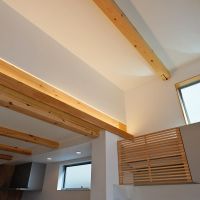 杉並区善福寺の賃貸物件/リビングの照明は梁に隠され、間接照明になっています