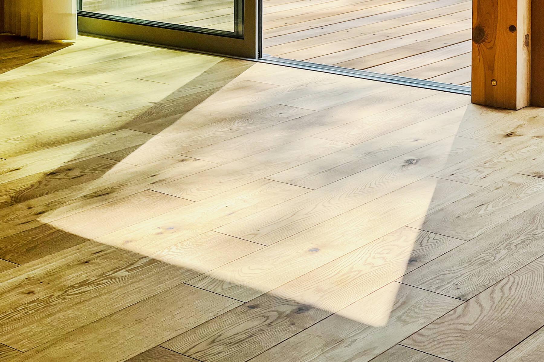 杉並区善福寺の賃貸物件/床は質感の良いフローリング。窓は複層のサッシで断熱性能は◎