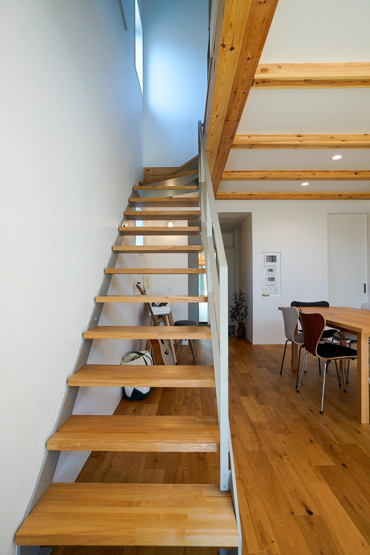杉並区善福寺の賃貸物件/2階への階段はスッキリデザイン