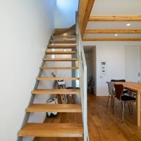 杉並区善福寺の賃貸物件/2階への階段はスッキリデザイン