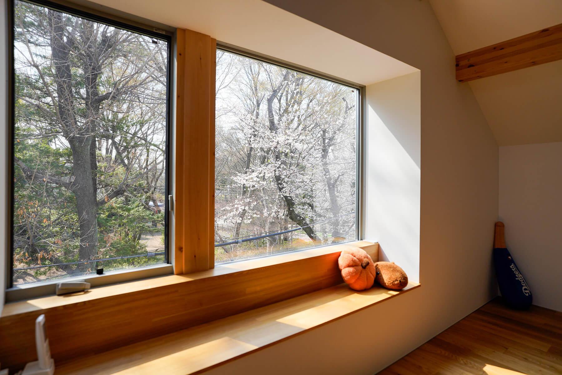 杉並区善福寺の賃貸物件/窓際は腰掛けることができるので、外の景色を楽しむことが可能です