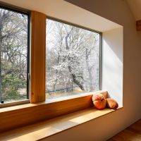 杉並区善福寺の賃貸物件/窓際は腰掛けることができるので、外の景色を楽しむことが可能です