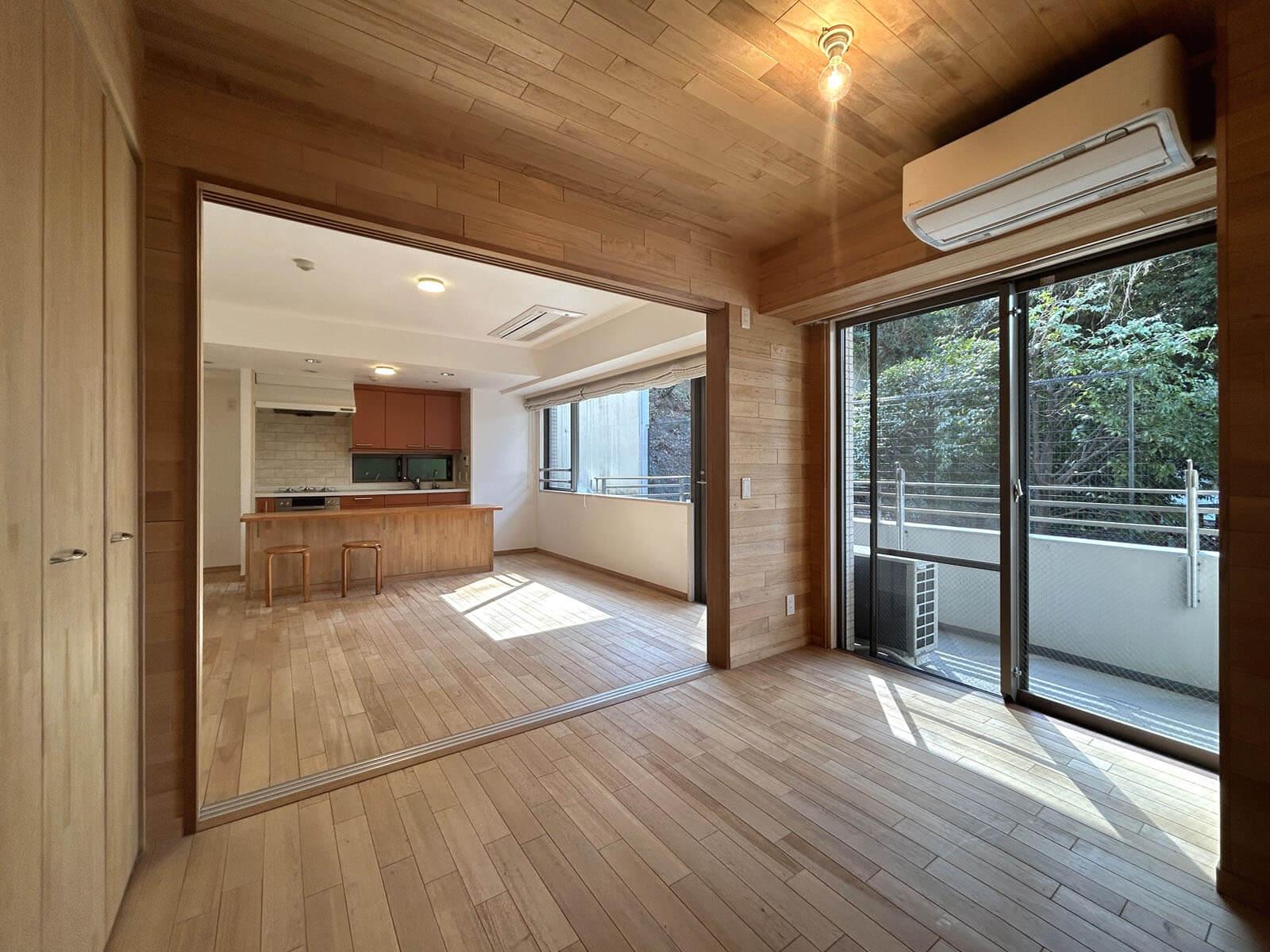 港区白金の賃貸物件/寝室は天井まで木に包まれて山小屋の雰囲気に