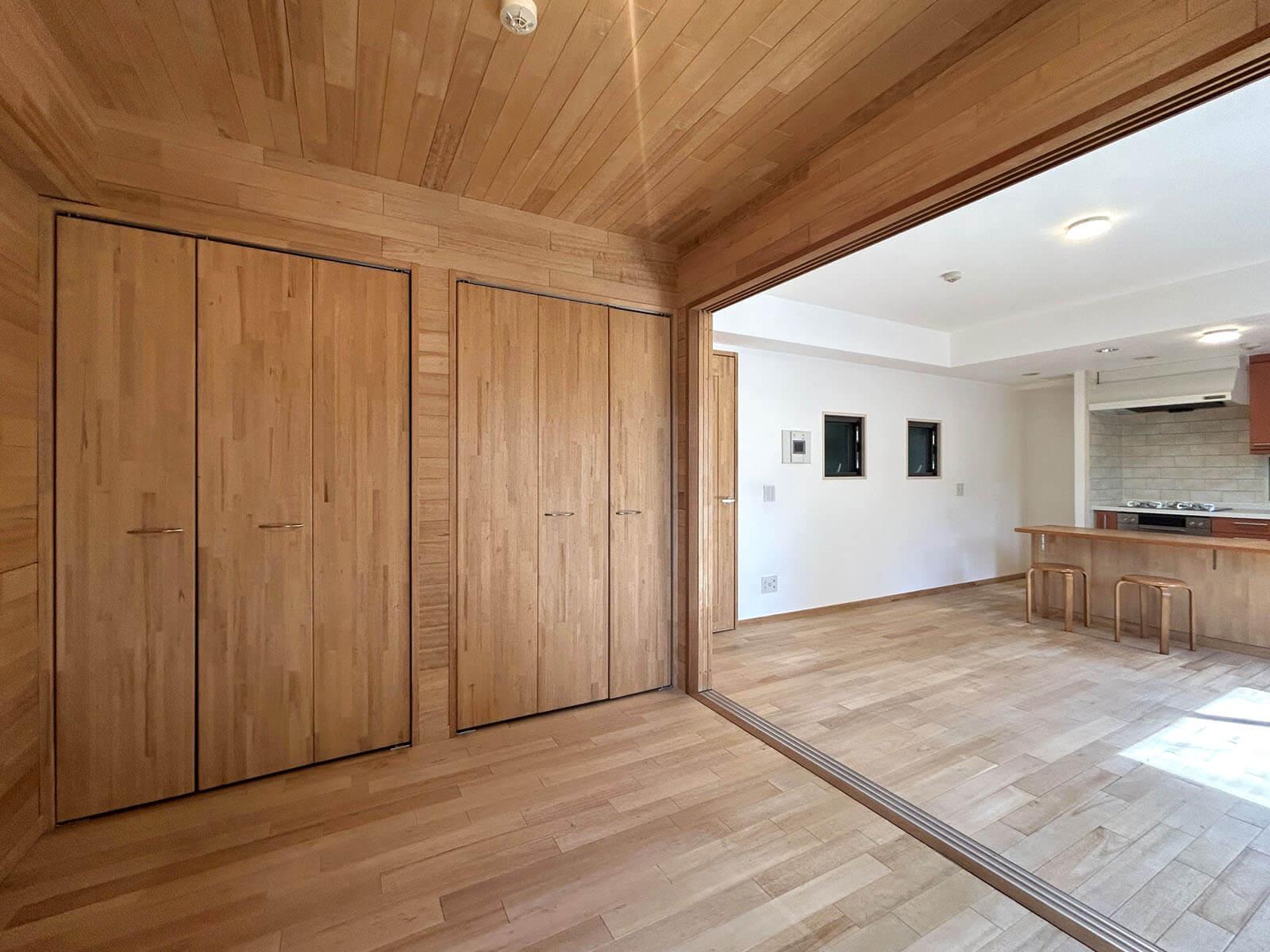 港区白金の賃貸物件/壁一面のクローゼット、引戸を閉めれば1LDKに