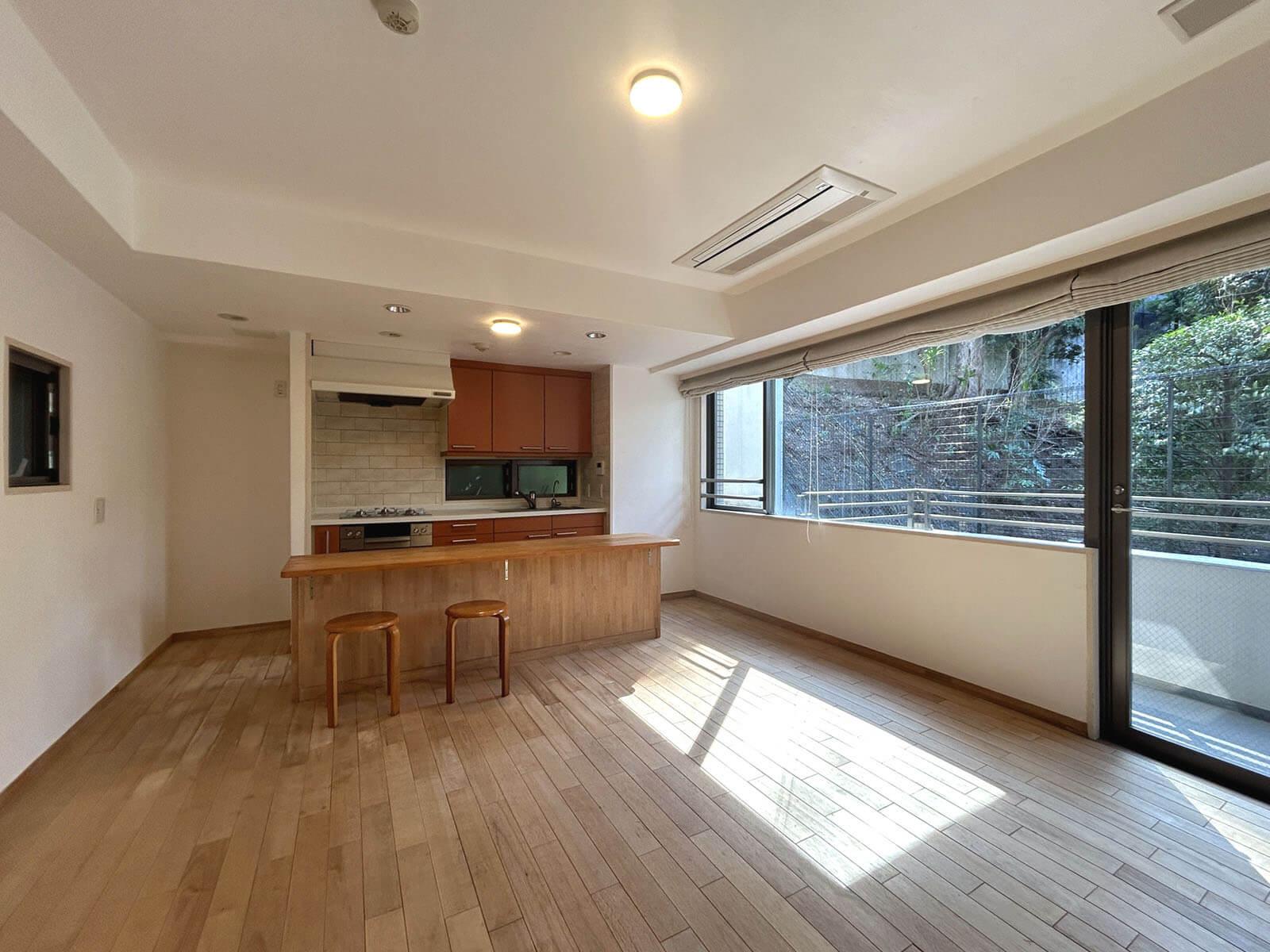 港区白金の賃貸物件/ワイドな窓から気持ちよく広がる緑の借景