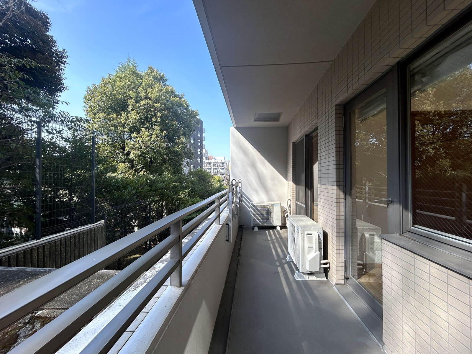 港区白金の賃貸物件/バルコニーがゆったりしていて、人目がないのがうれしいです