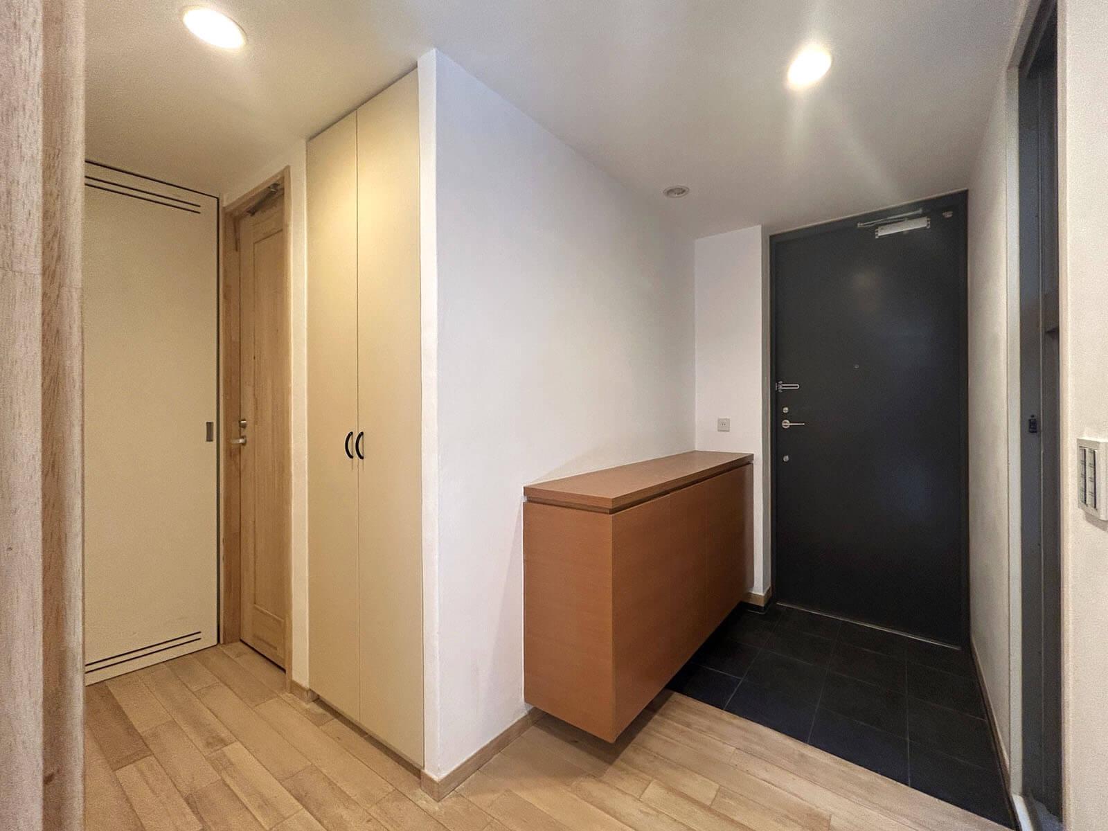 港区白金の賃貸物件/玄関の横に水まわりが集約されています