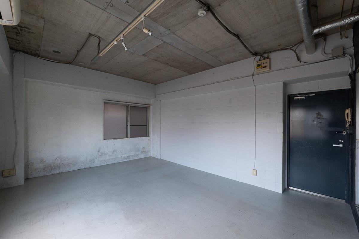 世田谷区瀬田の賃貸物件/躯体現しの天井とラフに塗装された白い壁面