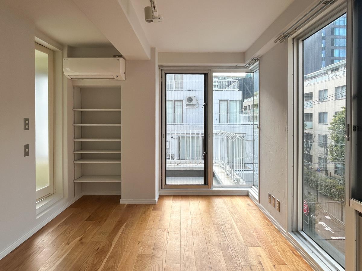 渋谷区神宮前の賃貸物件/寝室。２面窓で光がたっぷりと全体に溜まります