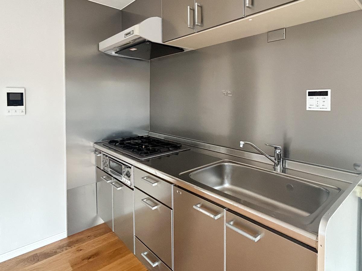 渋谷区神宮前の賃貸物件/キッチン。3口のガスコンロがついています