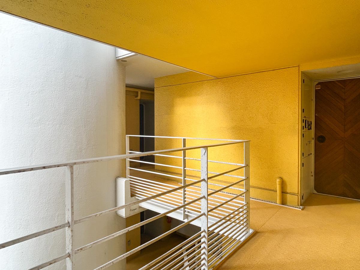 渋谷区神宮前の賃貸物件/共用廊下は一層なイエロー