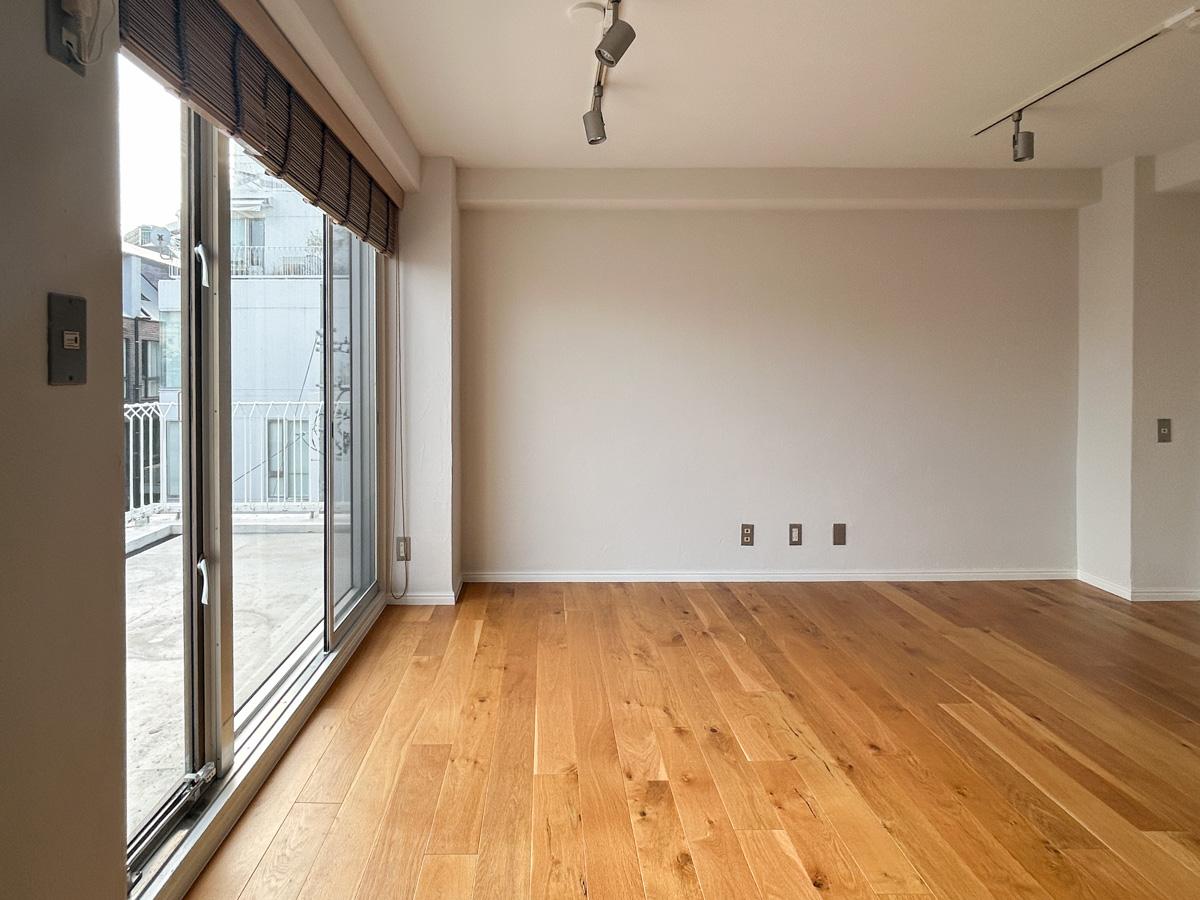 渋谷区神宮前の賃貸物件/南向きに面したリビングの窓辺は光が燦々と入ってきます