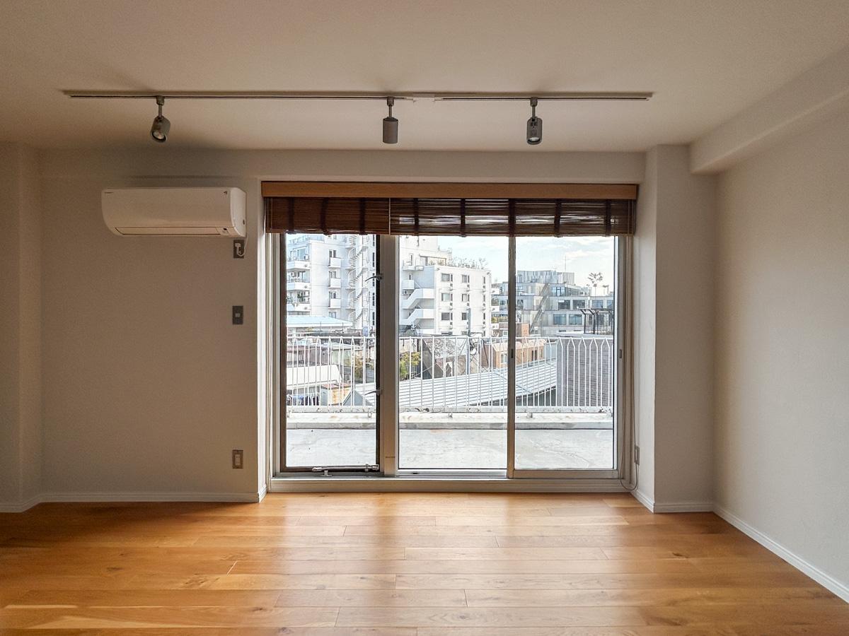 渋谷区神宮前の賃貸物件/リビング。さらっとしたフローリングと、白塗装壁というシンプルかつオーセンティックな内装