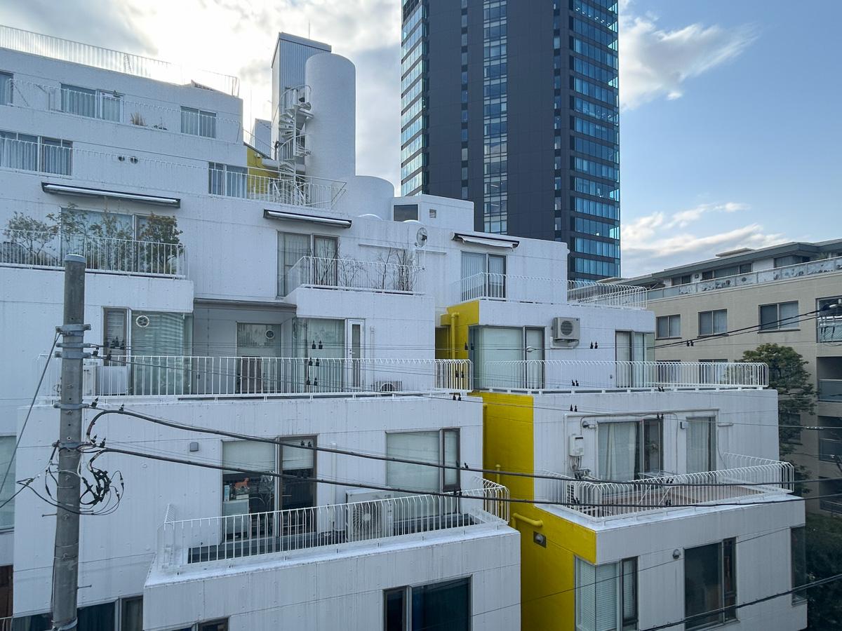 渋谷区神宮前の賃貸物件/目の前には双子のような位置付けである「ビラ・セレーナ」