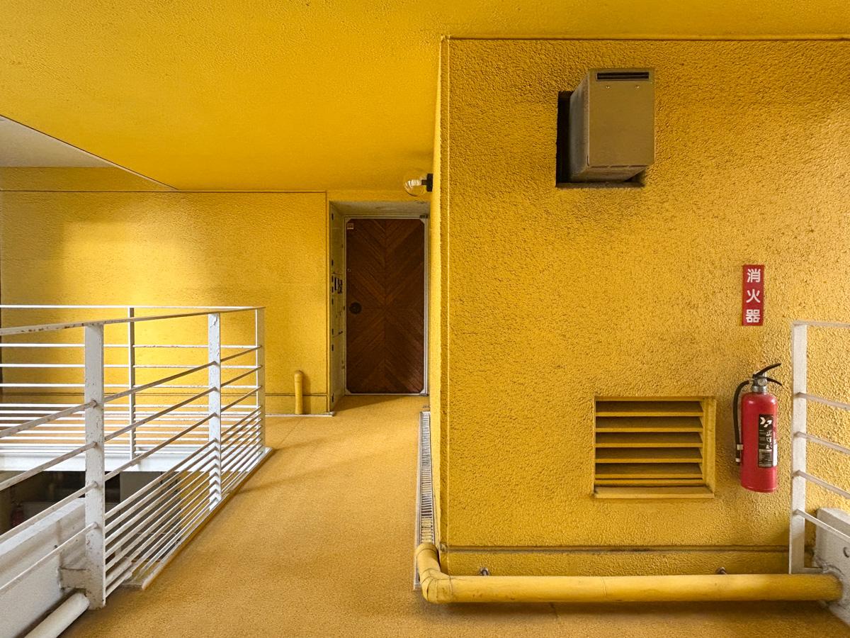 渋谷区神宮前の賃貸物件/共用部廊下。全面が黄色に包まれています