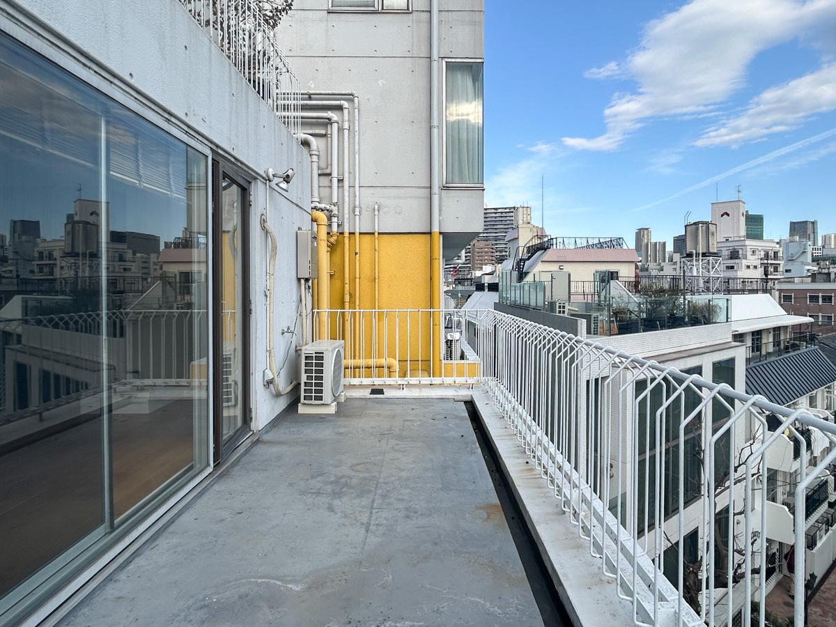 渋谷区神宮前の賃貸物件/バルコニーは広々としていて開放的