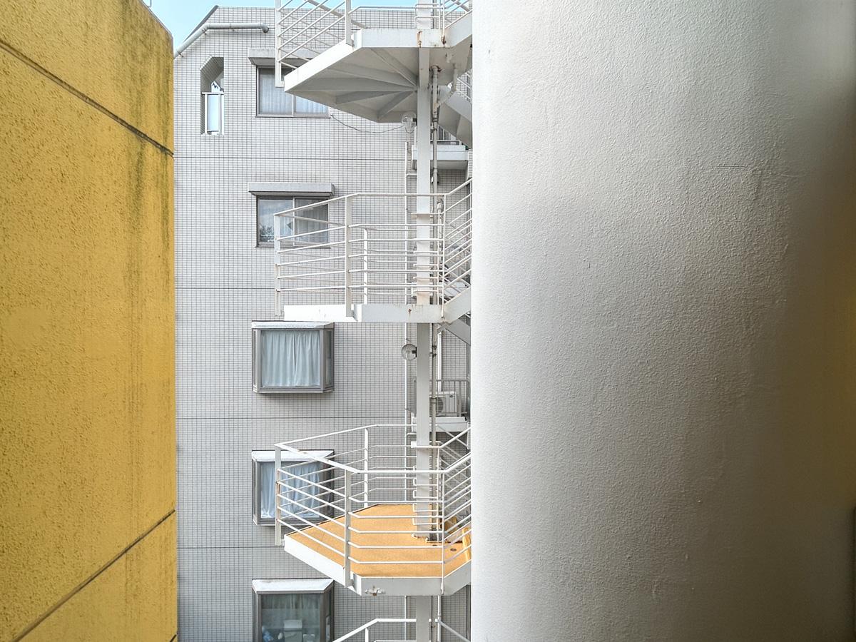 渋谷区神宮前の賃貸物件/ふと見える非常階段が印象的
