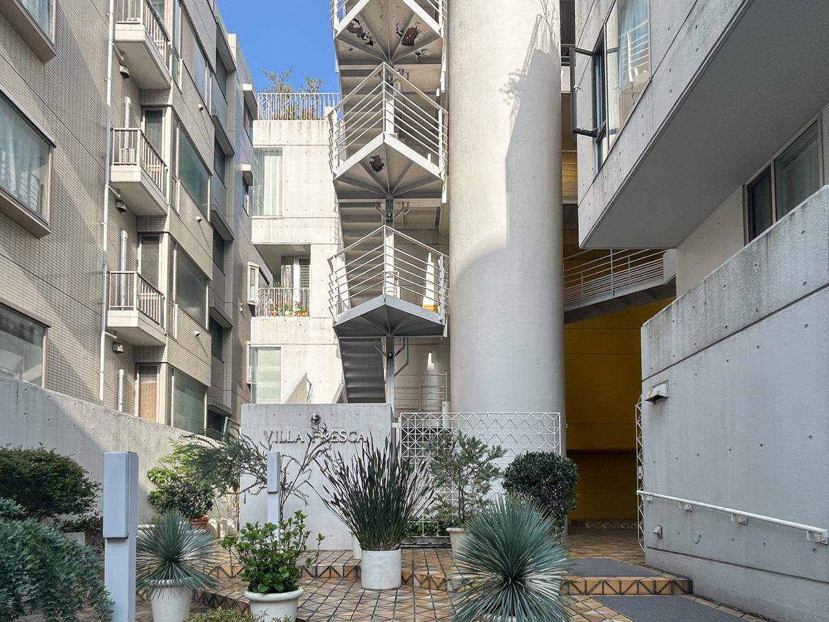 渋谷区神宮前の賃貸物件/エントランス付近は植栽豊か。爽やかな雰囲気に包まれています