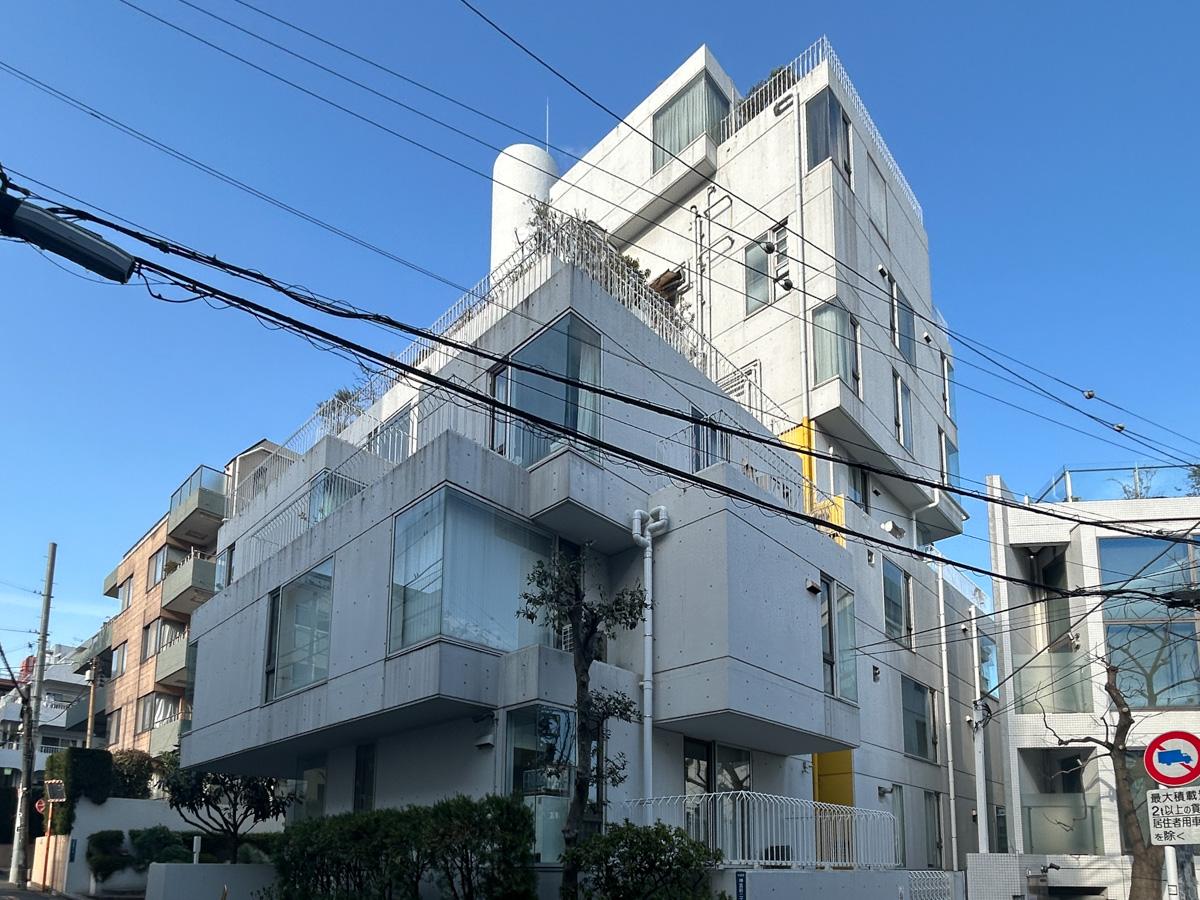 渋谷区神宮前の賃貸物件/ホワイトとイエローのコントラストが美しい「ビラ・フレスカ」