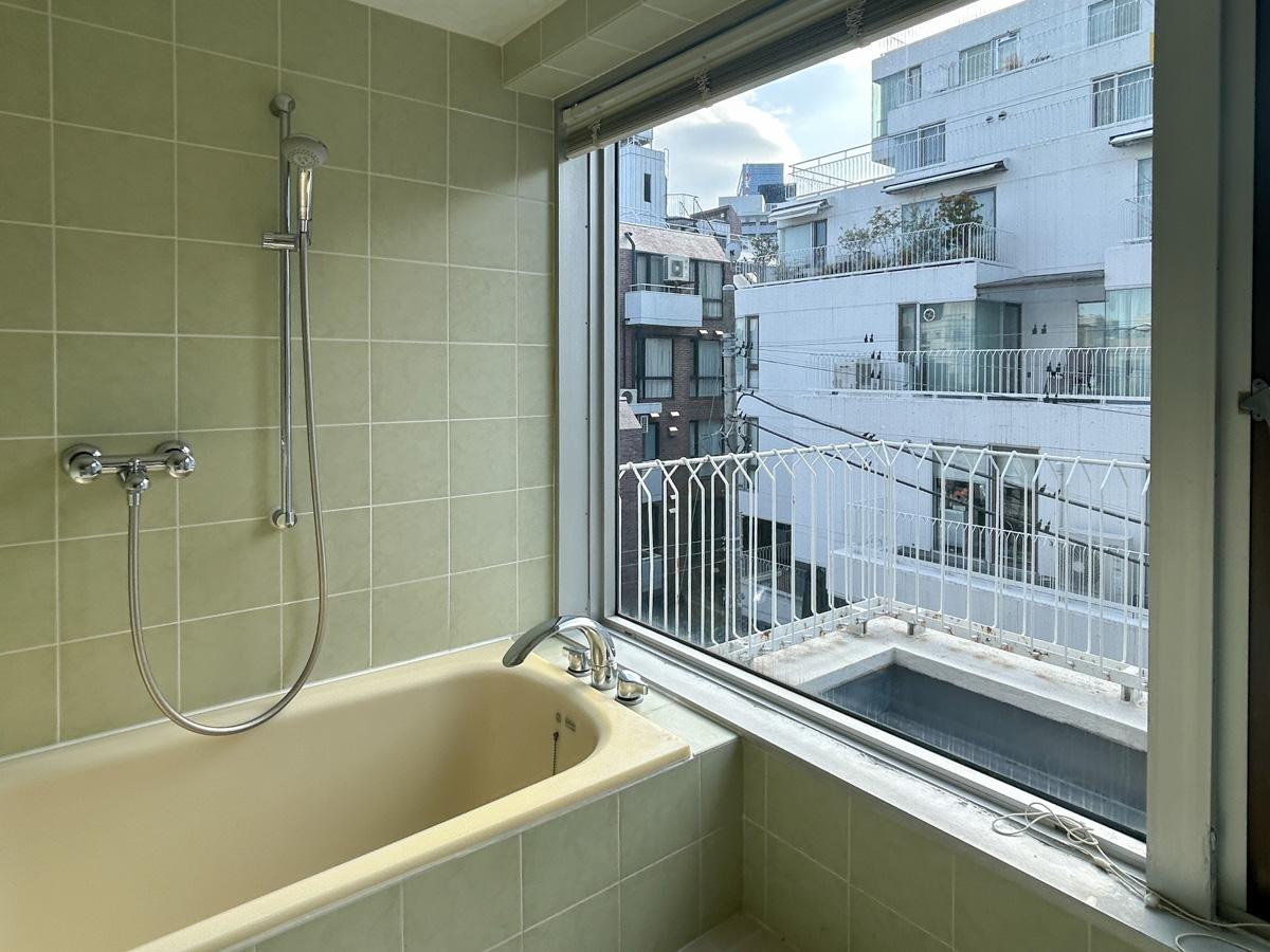 渋谷区神宮前の賃貸物件/バスルーム。大きな窓が特徴的
