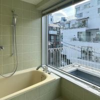 渋谷区神宮前の賃貸物件/バスルーム。大きな窓が特徴的